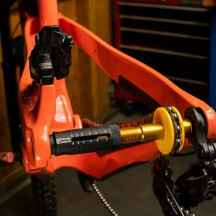 Guardacadena de viaje — Negro, Oro, compatible con QR 130/135 y eje pasante 12x157mm