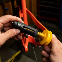 Guardacadena de viaje — Negro, Oro, compatible con QR 130/135 y eje pasante 12x157mm