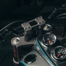 Assault Handlebar Risers — 15 cm rise, 32 mm clamp, Black