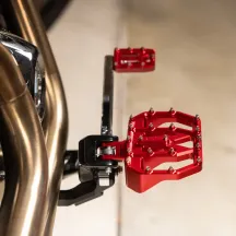 Reposapiés Mini Aggressor — 12,1 cm, 89 mm, rojo anodizado