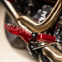 Reposapiés Mini Aggressor — 12,1 cm, 89 mm, rojo anodizado