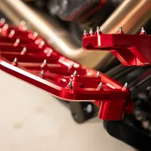 Aggressor Reposapiés — 30,5 cm x 11,43 cm, Rojo anodizado