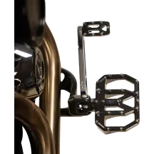 Reposapiés Mini Aggressor — 12.1 cm × 89 mm, Negro anodizado, Trasero