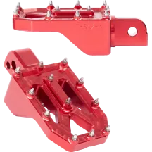 Reposapiés Aggressor — 57 mm de largo, 89 mm de ancho, montaje trasero, anodizado rojo