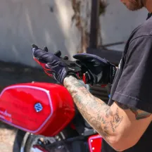 Guantes Stealth con palma de piel y diseño de llamas — M, rojo