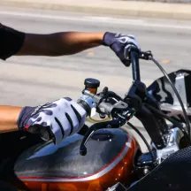 Guantes Stealth con palma de cuero y diseño de llamas — Talla S, gris/negro