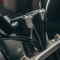 Assault Handlebar Risers — 15 cm rise, 32 mm clamp, Black