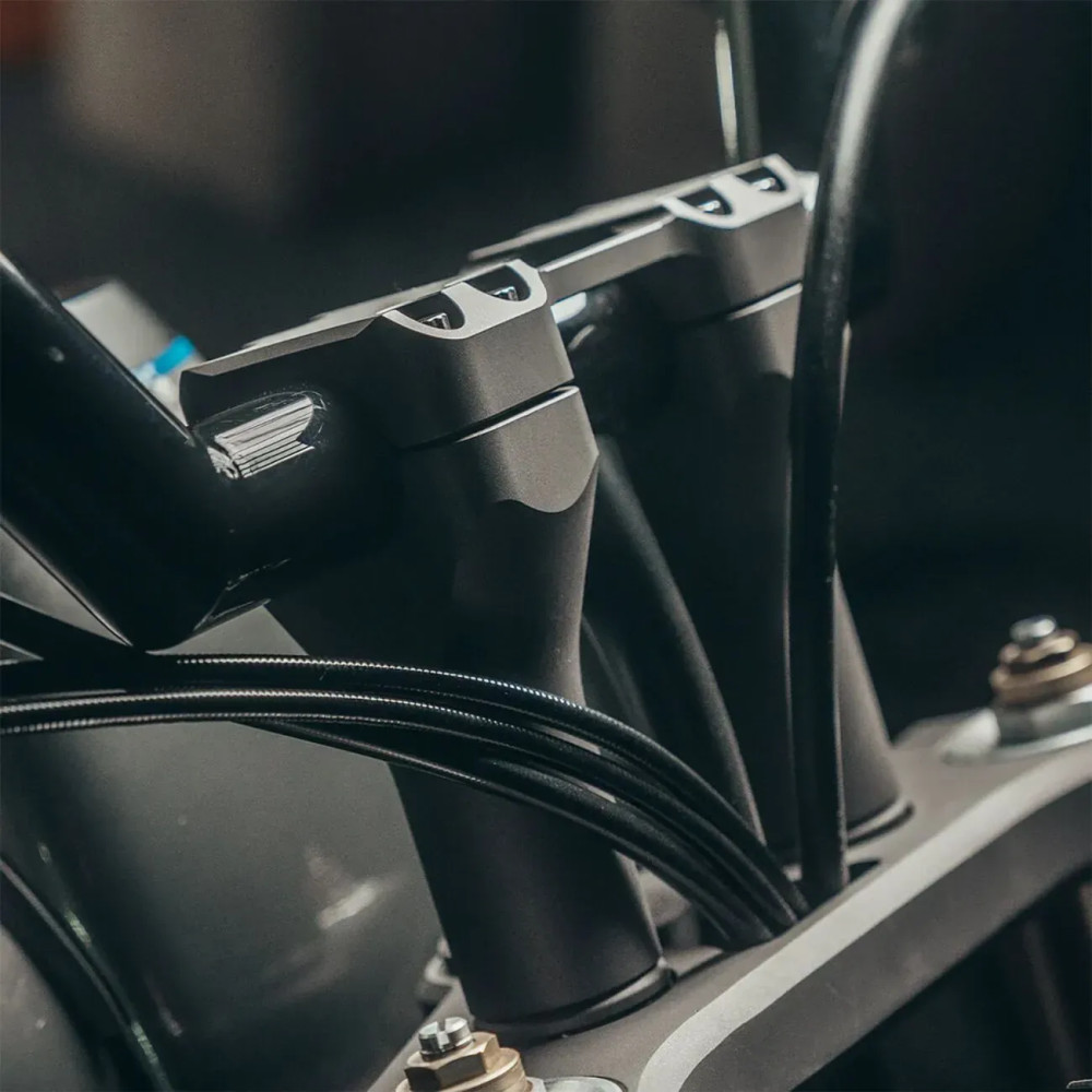 Assault Handlebar Risers — 15 cm rise, 32 mm clamp, Black