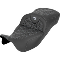 Asiento RoadSofa™ Tri Gripper — Delantero 44.5 cm (17-1/2"), 38 cm (15") ancho, Total 78.74 cm (31"), Negro/Plata