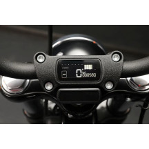 D2 LCD Medidor Multifunción — 12V, 88 mm L x 27 mm A x 66 mm Al, Negro
