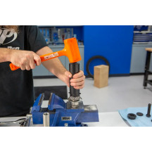 Extractor de rodamientos del vástago de dirección — Compatible con modelos touring Harley-Davidson® '14 en adelante, Negro