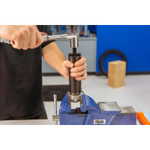 Extractor de rodamientos del vástago de dirección — Compatible con modelos touring Harley-Davidson® '14 en adelante, Negro