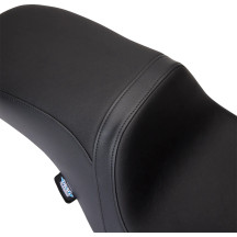 Asiento Performance Predator 2-Up — 76 cm (30"), soporte del conductor 5,75" (14,6 cm) no compatible con '23 FLHXSE/FLTRXSE