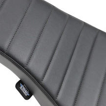 Asiento Classic Stitch Spoon-Style — 73.5 cm (29") total, 44.5 cm (17-1/2") conductor, compatible con todos los sissy bars Drag 