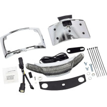 Soporte de luz trasera y portamatrículas Latitude — Harley-Davidson®, cromo, lente humo claro