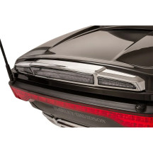 Luz Streak para maletero con tecnología Lightstrike™ — Montaje Tour‑Pak, Harley‑Davidson, carrocería cromada, lente ahumada
