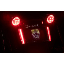 Marco de matrícula iluminado LED — para Harley-Davidson®, carcasa negra, lente roja