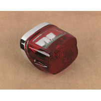 Piloto trasero LED — 1-5/16" centros de espárrago, lente roja, carcasa cromada